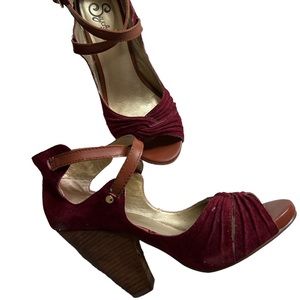 Vintage 1990's Seychelles Suede Vintagey Pin Up Peep Toe Heels.
